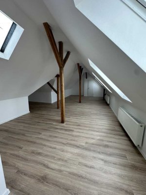Geräumige 5-Zimmer-Dachgeschosswohnung mit Einbauküche