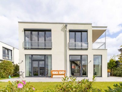 Exquisite lichtdurchflutete, moderne Villa mit Schleiblick