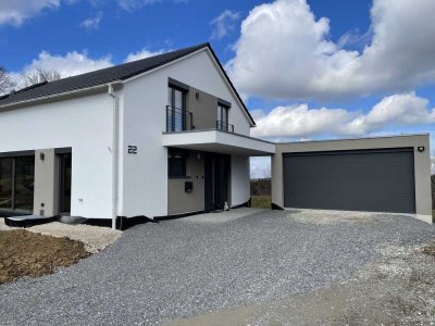 Massivhaus mit Doppelgarage und weitläufigem Grundstück