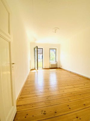 Bezugsfreie Altbauwohnung. Hier schein die Sonne rein.
