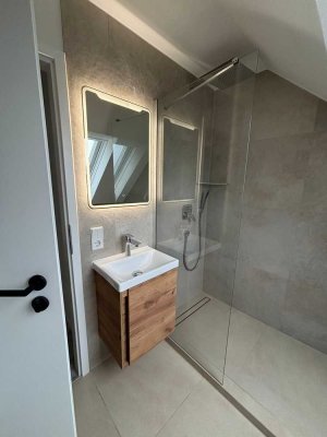 Lichtdurchflutete 2,5-Zimmer-Maisonettewohnung mit Balkon und Tiefgaragenstellplatz in Rosengarten