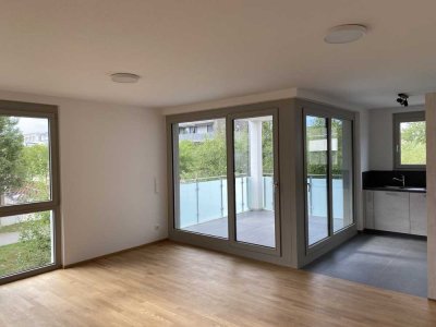 Erstbezug mit Balkon und EBK: Geschmackvolle 2 Zimmer-Wohnung mit geh. Innenausstattung