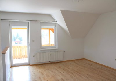 Gemütliche 3 Zimmer Wohnung mit Loggia, Kellerraum und Parkplatz