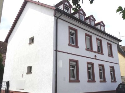 Schöne 2 ZKB in sehr gepflegtem ansprechendem 4 - Familienhaus