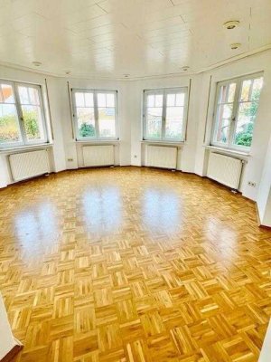 Helle Wohnung mit großem Wohnbereich und einer charmanten Erkerfront!