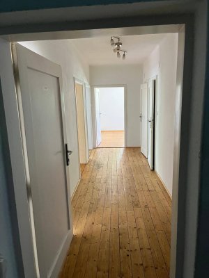 Mitbewohner/in für 2er WG in 4 Zimmer Whg gesucht