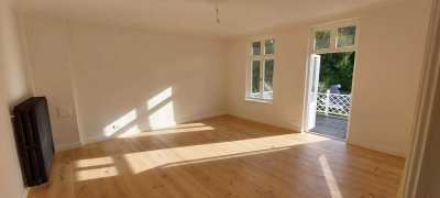 Charmante 3-Zimmer Altbau-Wohnung in bester Lage mit Terrasse + Balkon, komplett saniert
