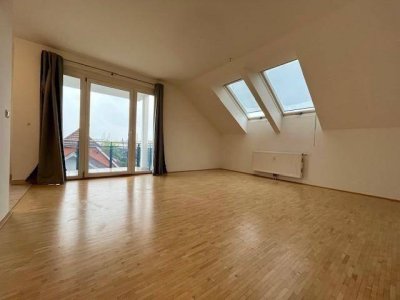 Schöne 2-Zimmer-Dachgeschoss-Wohnung mit Balkon und Parkplatz