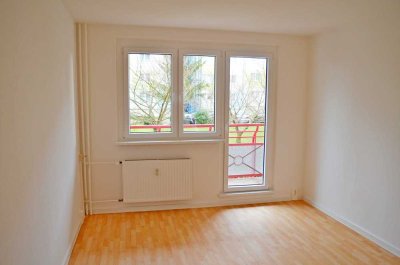 sanierte 3-Raum-Wohnung mit Aufzug, 1.Etage, Dusche, PKW-Stellplatz! Bezug ab 01.08.25 möglich!