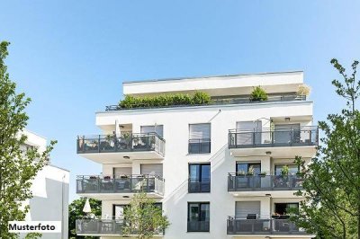 2-Familienhaus mit Garagengebäude und Halle