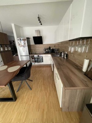 Energieeffizienz A plus Aufzug : ruhige 3 Zimmern und Balkon in Neustadt/W Innenstadt