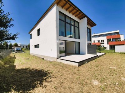 EIN JUWEL DER MODERNE - Moderne Doppelhaushälfte in Fels am Wagram - Erstbezug mit Garten, Terrasse &amp; Stellplätzen - Seezugang