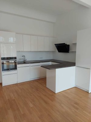 Hochwertig sanierte Wohnung - moderne Einbauküche, großzügiger Balkon, Bad mit Wanne und Dusche !