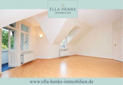 Im Zentrum: Großzügige, helle Altbau-Dachgeschoss-Wohnung mit Wintergarten in zentraler Lage.