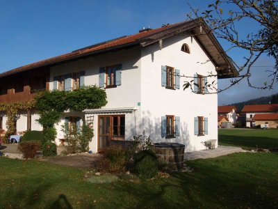 Schöne große Haushälfte im Landhausstil