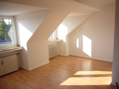 Helle, ruhige 1-Zi. DG-Wohnung mit Einbauküche in Düsseldorf -Friedrichstadt von privat
