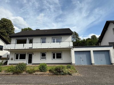 **Einfamilienwohnhaus auf großem Grundstück mit Doppelgarage und großer Werkstatt**