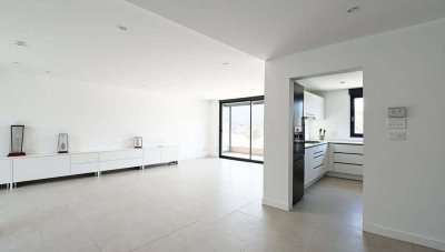 Erstbezug nach Sanierung, nur 280 € HG: Traumwohnung in Bestlage, 81 m2, 3 Z., Balkon + XL-Garage.