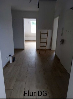 WOHNEN AUF DEM LAND  Neuwertige schöne 4-Zimmer-Dachgeschoss-Wohnung mit zwei Balkonen