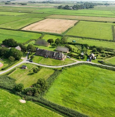 Historische Doppelhaushälfte unter Reet – nordfriesischer Charme mit Entwicklungspotenzial