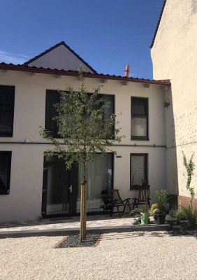 Geschmackvolle, neuwertige 2-Zimmer-Wohnung mit gehobener Innenausstattung mit EBK in Ingelheim