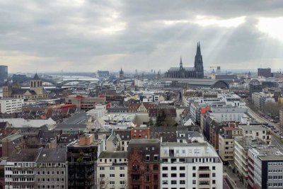 Wohnen über den Dächern von Köln – 4 Zi- Eigentumswohnung im ikonischen Ringturm mit Pamoramablick!