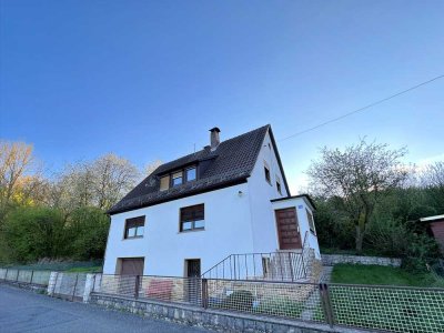 Freistehendes Einfamilienhaus mit Garten und Ausbaupotenzial in Ahorn - Finkenau