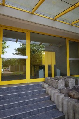 Modern renovierte 2 -Zi Wohnung im
Top-Zustand mit sehr großem Balkon