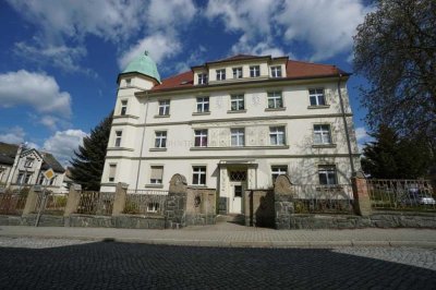 2-Raum-Wohnung mit großer Wohnküche in romantischer Villa