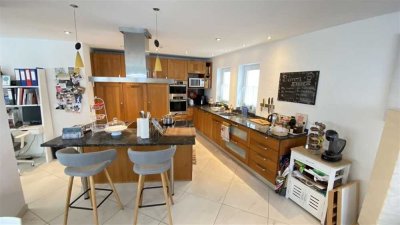 Mayence Immobilien: Exklusive 2 Zimmerwohnung mit Garten, Einbauküche und Doppelgarage