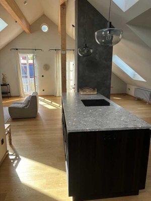 Hochwertig 3-Zimmer-Dachgeschosswohnung mit luxuriöser Innenausstattung mit Einbauküche in Starnberg