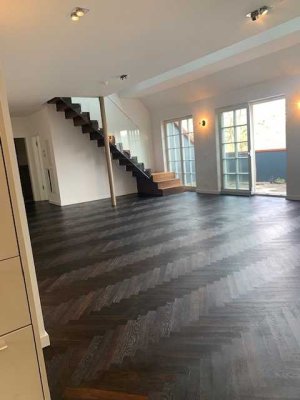 Erstbezug nach Sanierung mit Balkon und Einbauküche: Geräumige, stilvolle 4-Zimmer-DG-Wohnung