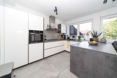 Hochwertige 3-Zimmer-Dachgeschosswohnung mit Balkon & Stellplatz in kernsaniertem 3-Familienhaus