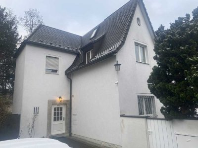 Schöne und modernisierte 4-Raum-EG-Wohnung mit geh. Innenausstattung mit Balkon und EBK