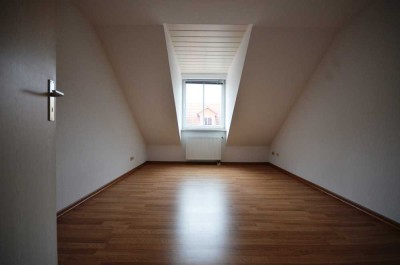 vermiete 2-Raum-DG-Wohnung mitten in Dessau