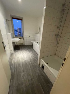 2 ZKB, Tageslichtbad, Dusche & Badewanne v.Privat