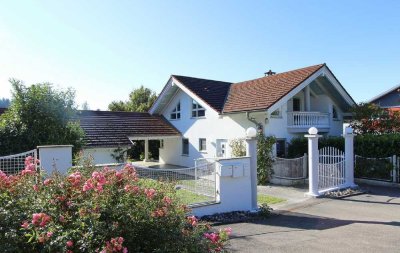 Elegantes Haus mit zwei Wohnungen in ruhiger Lage