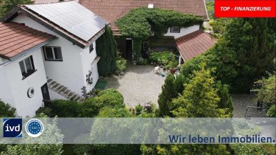 IDYLLISCH UND ROMANTISCHE 3-SEIT HOFSTELLE 
MIT FERIENWOHNUNG, TIERHALTUNG GEEIGNET