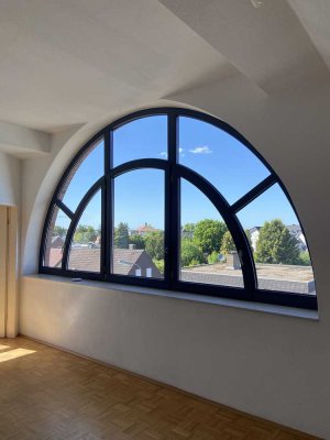 Offen. Hell. Barrierefrei. Zwei-Zimmer-Wohnung mit beeindruckender Fensterfront und Sonnenbalkon