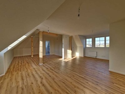 Wohntraum im Dachgeschoss! Einbauküche und Blick auf das Spitzhaus dazu! Zuhause in Radebeul!