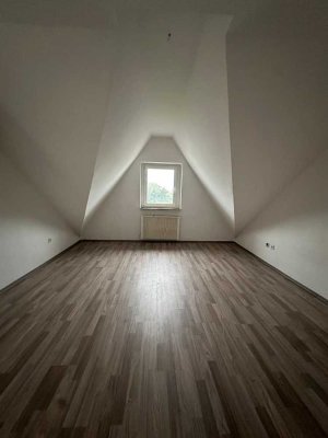 Gemütliche Dachgeschosswohnung in ruhiger Lage – Frei ab 01.11.2025