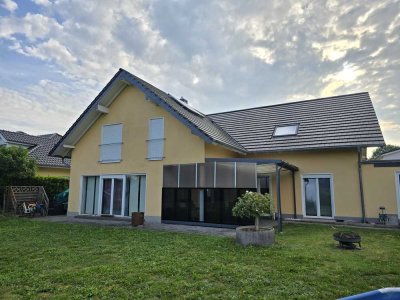 Zweifamilienhaus in Lülsdorf: Freie EG-Wohnung zur Eigennutzung + Mieterträge