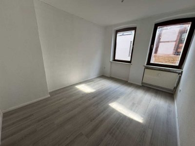 EG, 54qm, 2 Zimmer Kü/Wannenbad, Saniert, Laminat, Hofbenutzung, Haustiere ok
