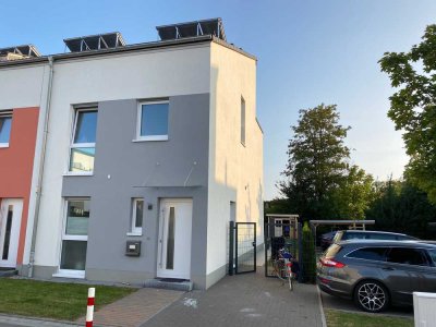 Sehr gepflegtes und modernes Reiheneckhaus mit vier Zimmern und großem Garten in Südwestlage