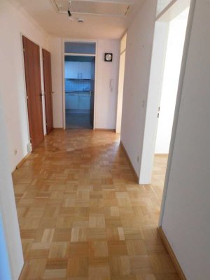 Top-Preis : Helle Dachgeschoßwohnung - sofort beziehbar