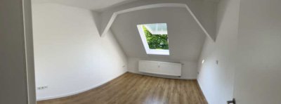 Schöne helle Dachgeschosswohnung mit guter Anbindung