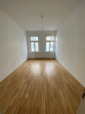 große Wohnküche mit Balkon, Bad mit Wanne, Echtholzpakett