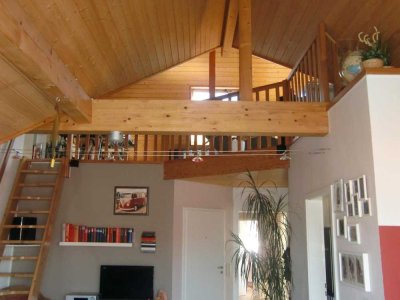 Ausgefallende, lichtdruchflutete Maisonette Wohnung