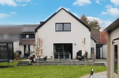 Exklusiv! Komplett saniertes ZWEI-Familienhaus mit Pool und großem Garten in Neuss