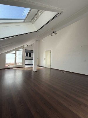 Lichtdurchflutete 2-Zimmer-Dachgeschosswohnung mit Terrasse, Einbauküche & Stellplatz ☀️�